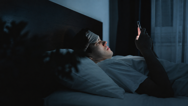 Ilustrasi bermain ponsel menjelang tidur. Foto: SHVETS production / Pexels