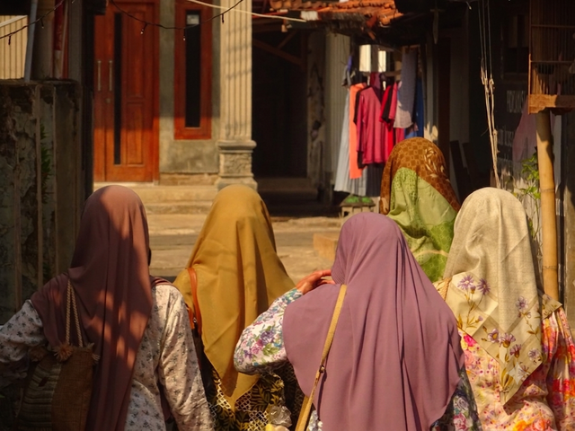 Perempuan Rifa’iyah beraktivitas di lingkungan Kampung Batik Rifa’iyah, Desa Kalipucang Wetan, Batang. Sumber: Dokumentasi Pribadi