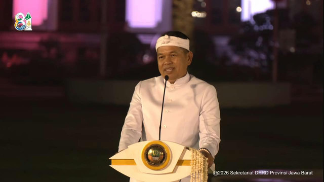 Gubernur Jawa Barat, Dedi Mulyadi, saat memberikan sambutan pada Rapat Paripurna Istimewa dalam rangka memperingati Hari Jadi Provinsi Jawa Barat Ke-81 di Halaman Gedung Sate, Kota Bandung pada Rabu (19/8/2026). Foto: YouTube/ DPRD Jabar