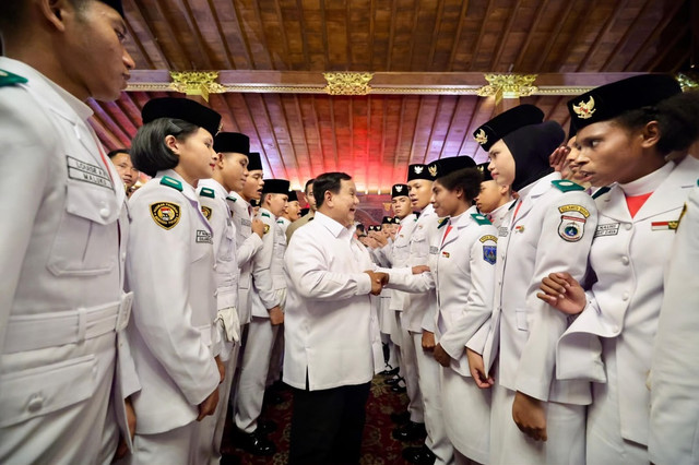Presiden Prabowo Subianto menyalami anggota Paskibraka 2026 di kediamannya di Hambalang, Bogor. Foto: Dok. Instagram @prabowo