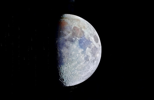 ilustrasi Mengapa Bulan tidak jatuh ke Bumi. unsplash/Raffaele Parente