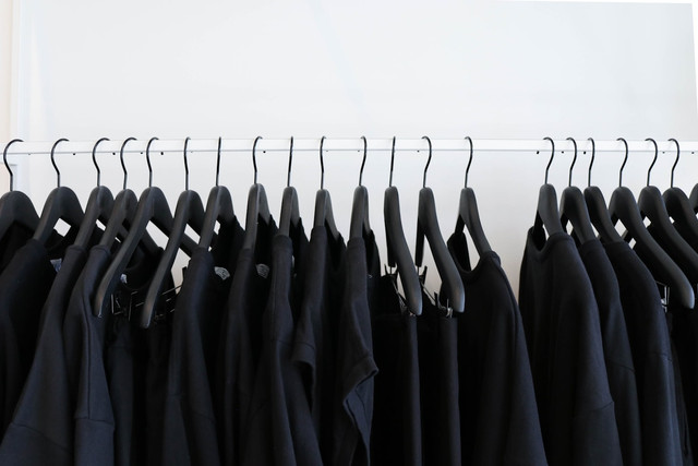 Ilustrasi Kenapa pakaian hitam cepat panas?. Foto:Unsplash/No Revisions