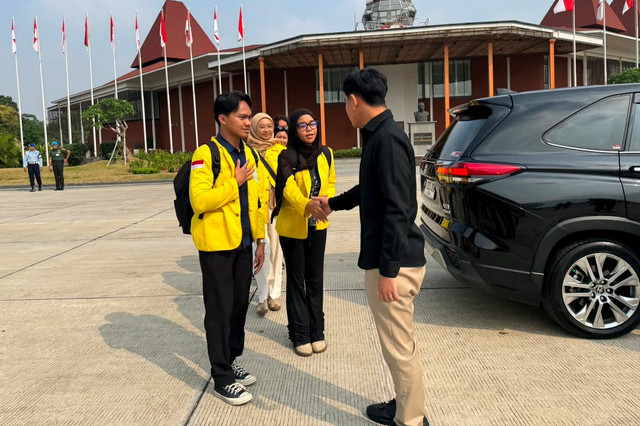 Wakil Presiden Gibran Rakabuming Raka didampingi oleh Menko PMK Pratikno mengajak sejumlah mahasiswa dari Universitas Indonesia (UI) terbang ke Sikka, NTT, Kamis (20/8/2026). Foto: Dok. Istimewa