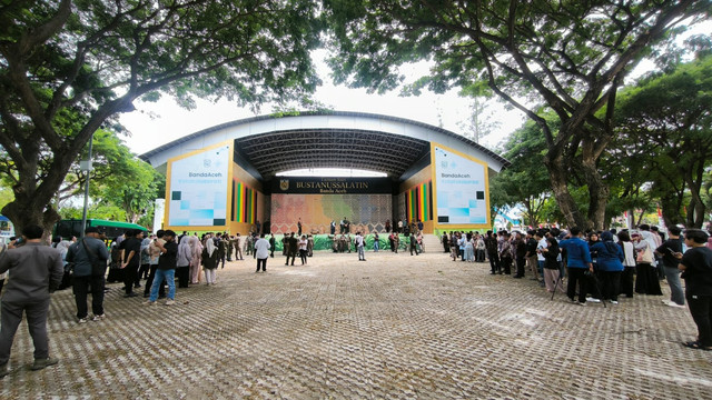 Persiapan hukuman cambuk di Panggung Taman Sari Bustanussalatin, Kota Banda Aceh, Kamis (20/8/2026) pagi. Foto: kumparan
