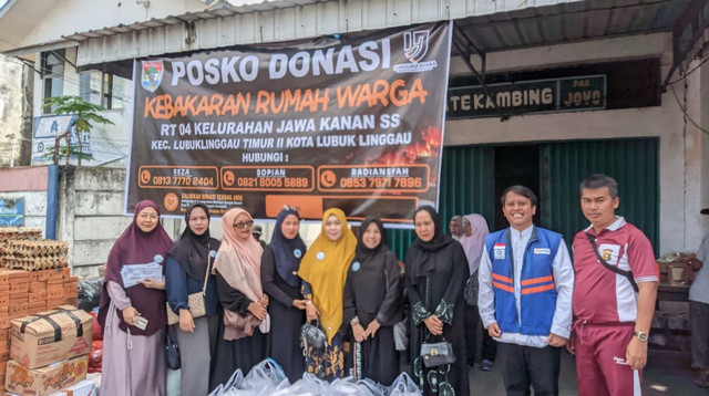 DT Peduli dan Sinergi Senyum Sahabat Lubuklinggau menyalurkan bantuan kepada Penyintas Kebakaran di Kel. Jawa Kanan SS, Lubuklinggau (Sumber: DT Peduli)