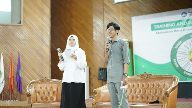 Ilustrasi Pembawa Acara Maulid Nabi. Foto: Unsplash/Herlambang Tinasih Gusti