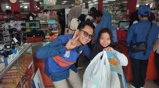 Bahagianya Anak-anak Yatim di Cianjur Selatan saat Ikuti Kegiatan Belanja Bahagia bersama Tim DT Peduli Cianjur (Sumber: DT Peduli)