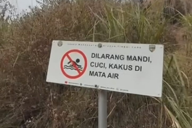 Papan larangan dilarang mandi, cuci, kakus (MCK) di aliran mata air Sungai Qolbu di Gunung Argopuro, Jawa Timur. Foto: BKSDA Jawa Timur