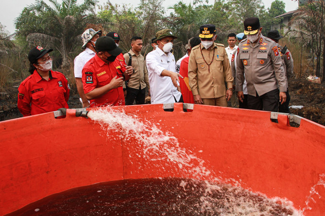 Menteri Kehutanan Raja Juli Antoni meninjau embung air portabel yang digunakan untuk pembasahan lahan gambut yang terbakar di Kelurahan Petuk Katimpun, Palangka Raya, Kalimantan Tengah, Rabu (19/8/2026). Foto: Auliya Rahman/ANTARA FOTO