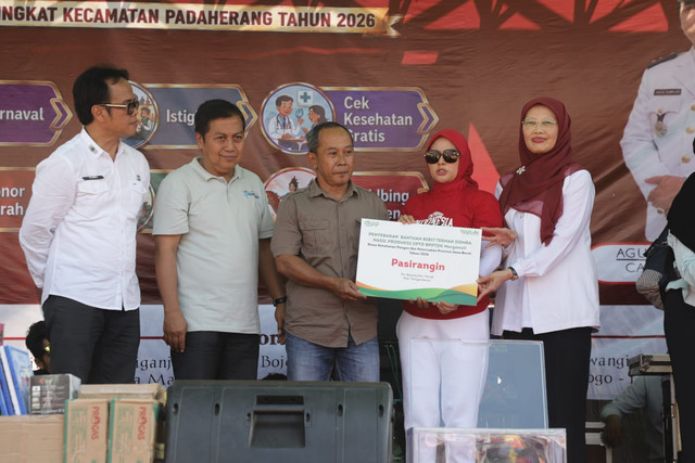 Pemerintah Provinsi Jawa Barat menyalurkan bantuan 24 ekor bibit sapi potong kepada tiga kelompok peternak di Pangandaran, Sumedang, and Ciamis untuk perkuat ketahanan pangan dan agrobisnis. Foto: Diskominfo Jabar