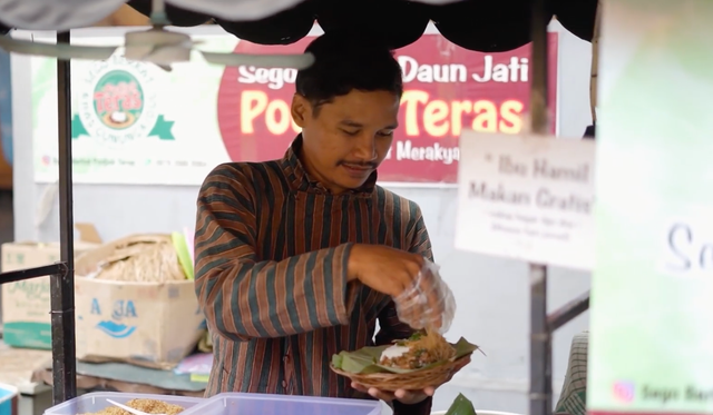 Sego Berkat Daun Jati Podjok Teras Malioboro 1. Foto: Tangkapan layar Youtube Diskop UKM DIY. 