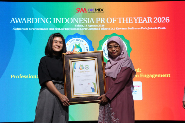 Corporate Communication PT Nojorono Tobacco International, Eliza Susanto (kiri) menerima penghargaan kategori Creative Corporate Reputation dalam ajang Indonesia PR of The Year 2026 di Jakarta pada Selasa (18/8/2026). Foto: Dok. Istimewa