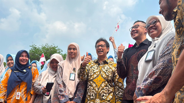 Menkes Budi Gunadi Sadikin bersama dr. Gia Pratama saat meninjau pelaksanaan skrining Tuberkulosis (TB) dengan rontgen dada dan Cek Kesehatan Gratis di SMA A. Wahid Hasyim Pondok Pesantren Tebuireng, Jombang, Jawa Timur, Kamis (20/8/2026). Foto: Zahira Hilman/kumparan