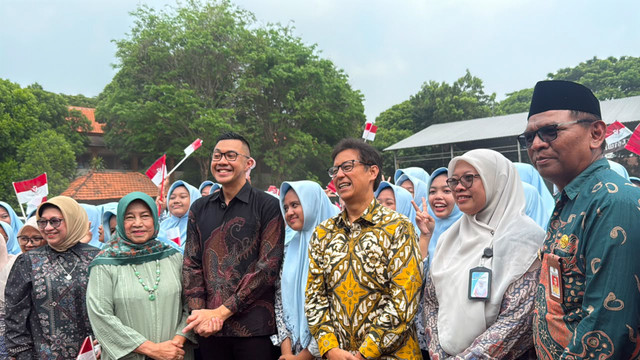 Menkes Budi Gunadi Sadikin bersama dr. Gia Pratama saat meninjau pelaksanaan skrining Tuberkulosis (TB) dengan rontgen dada dan Cek Kesehatan Gratis di SMA A. Wahid Hasyim Pondok Pesantren Tebuireng, Jombang, Jawa Timur, Kamis (20/8/2026). Foto: Zahira Hilman/kumparan