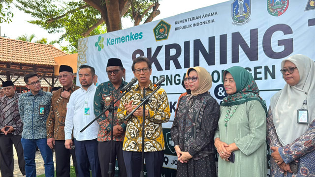 Menkes Budi Gunadi Sadikin, bersama Hj. Lelly Lailiyah, dan Kadinkes Kabupaten Jombang, Hexawan Tjahja Widada, saat meninjau pelaksanaan skrining Tuberkulosis dengan rontgen dada dan Cek Kesehatan Gratis di Jombang, Jawa Timur, Kamis (20/8/2026). Foto: Zahira Hilman/kumparan
