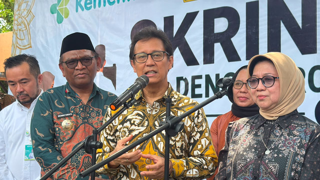 Menkes Budi Gunadi Sadikin, bersama Hj. Lelly Lailiyah, dan Kadinkes Kabupaten Jombang, Hexawan Tjahja Widada, saat meninjau pelaksanaan skrining Tuberkulosis dengan rontgen dada dan Cek Kesehatan Gratis di Jombang, Jawa Timur, Kamis (20/8/2026). Foto: Zahira Hilman/kumparan