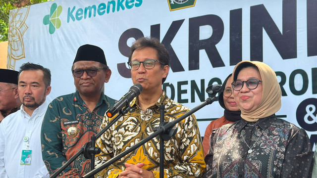 Menkes Budi Gunadi Sadikin, bersama Hj. Lelly Lailiyah, dan Kadinkes Kabupaten Jombang, Hexawan Tjahja Widada, saat meninjau pelaksanaan skrining Tuberkulosis dengan rontgen dada dan Cek Kesehatan Gratis di Jombang, Jawa Timur, Kamis (20/8/2026). Foto: Zahira Hilman/kumparan