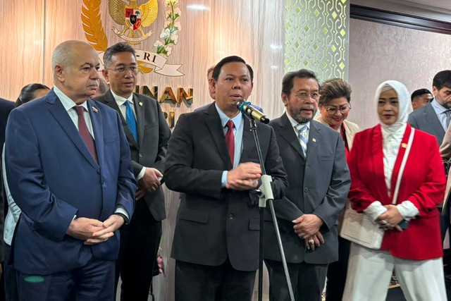 Ketua DPD Sultan Bachtiar Najamudin menggelar pertemuan dengan Senator Rusia Ilyas Magomed-Salamovich Umakhanov (kiri)  di Kompleks Parlemen, Senayan, Jakarta, Kamis (20/8/2026). Foto: Nasywa Athifah/kumparan