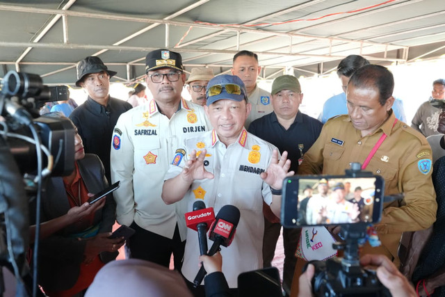 Mendagri Tito Karnavian instruksikan Ditjen Dukcapil cetak ulang dokumen kependudukan yang rusak atau hilang akibat gempa NTT tanpa dipungut biaya, Selasa (18/8/2026). Foto: Kemendagri RI
