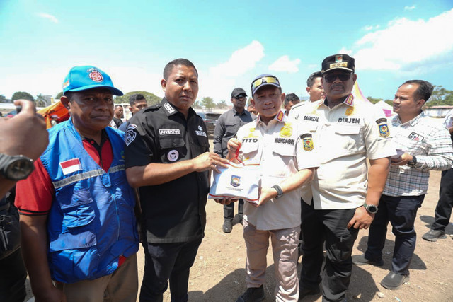 Mendagri Tito Karnavian salurkan bantuan Rp200 juta untuk warga terdampak gempa di Pulau Palue saat tinjau GOR Samador di Sikka, NTT, Rabu (19/8/2026). Foto: Kemendagri RI