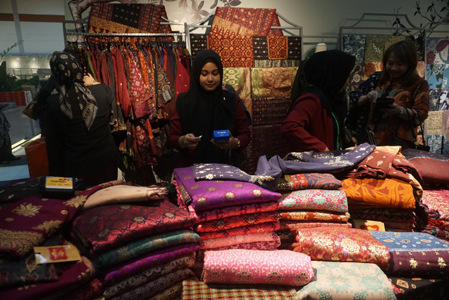 Pengunjung melihat koleksi pameran Karya Kreatif Indonesia 2026 yang digelar oleh Bank Indonesia di JICC, Senayan, Jakarta, Kamis (20/8/2026). Foto: Iqbal Firdaus/kumparan
