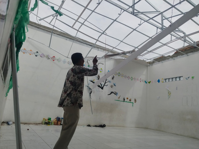 Kondisi sekolah SD Muhamadiyah 28 akibat hujan badai di Medan, Kamis (20/8/2026). Foto: Amar Marpaung/kumparan