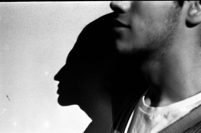 Striking black and white portrait of a man's silhouette against a textured background. Foto: Pexels User/Pexels.