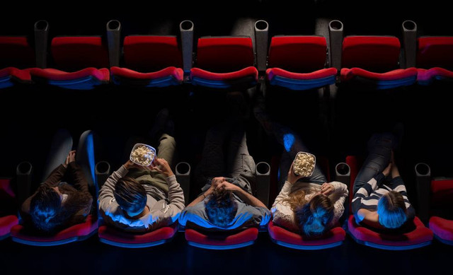Ilustrasi menonton film di bioskop. Foto: Shutterstock