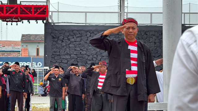 Keluarga Madura Yogyakarta (KMY) melaksanakan upacara peringatan Hari Kemerdekaan RI ke-81, di Lapangan Jogja Expo Center, Senin (17/8).