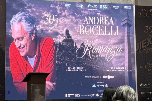 Poster tur 30 tahun berkarya Andrea Bocelli bertajuk 'Romanza World Tour' di Indonesia, Kamis (20/8/2026). Foto: Hosana Solagracia Sifra/kumparan