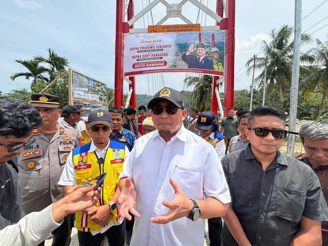 Wakil Ketua Komisi VI DPR RI dari Fraksi Gerindra Andre Rosiade memastikan pembangunan Jembatan Gantung Koto Rawang, Kecamatan IV Jurai, Kabupaten Pesisir Selatan, Sumatera Barat, Kamis (20/8/2026). Foto: Dok. Istimewa