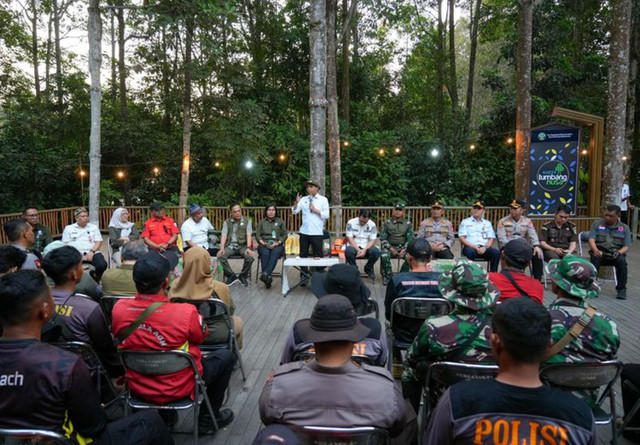 Menteri Kehutanan (Menhut) Raja Juli Antoni meninjau langsung upaya penanganan kebakaran hutan dan lahan (karhutla) di Camp Peat Tumbang Nusa, Kabupaten Pulang Pisau, Kalimantan Tengah, Rabu (19/8/2026). Foto: Kementerian Kehutanan