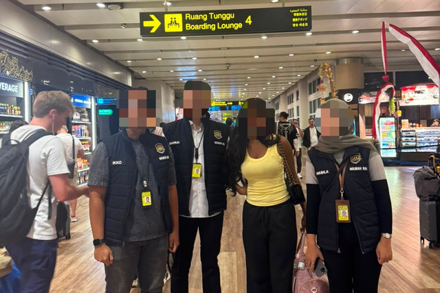 Proses deportasi IO, perempuan WN Nigeria yang overstay selama 93 hari. Foto: Humas Imigrasi Ngurah Rai