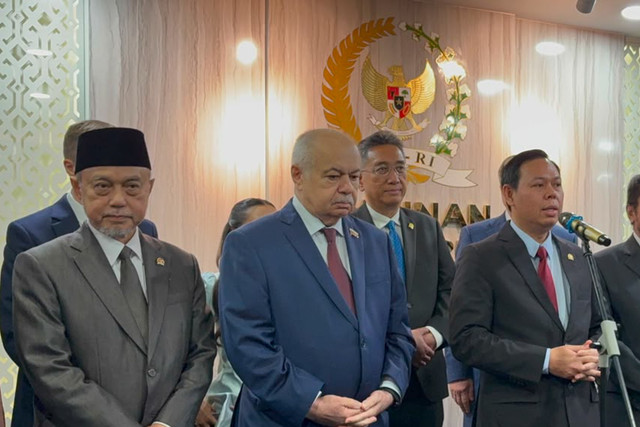 Ketua DPD Sultan Bachtiar Najamudin (kanan) menggelar pertemuan dengan Senator Rusia Ilyas Magomed-Salamovich Umakhanov (tengah) di Kompleks Parlemen, Senayan, Jakarta, Kamis (20/8/2026). Foto: Nasywa Athifah/kumparan