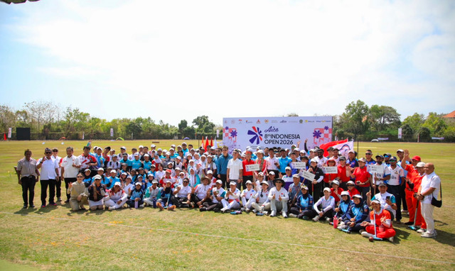 Atlet dan pengurus IWbA di pembukaan Indonesia Open Woodball Championship 2026. Foto: Dok. PB IWbA