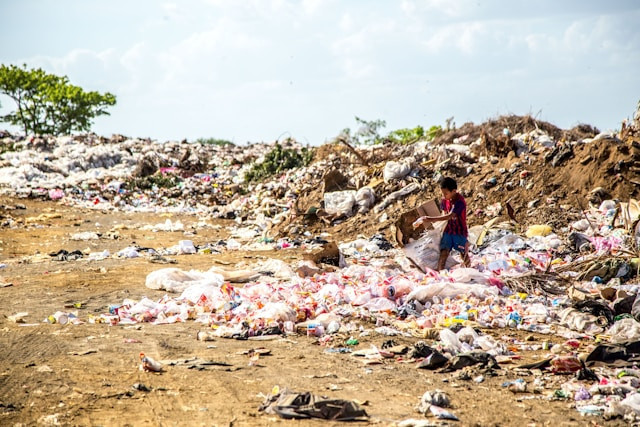 Ilustrasi Tumpukan Sampah, Dok. unsplash.com/Hermes Rivera