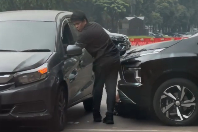 Aksi cek nomor rangka mobil di parkiran GBK. Foto: Threads/@dr.bebby_linn