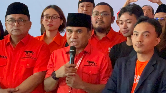 Ketua Umum Partai Gerakan Rakyat (PGR) Sahrin Hamid usai menyerahkan dokumen fisik pendaftaran Badan Hukum Gerakan Rakyat di Gedung Kementerian Hukum Jaksel, Kamis (20/8/2026). Foto: Kevin Daniel/kumparan