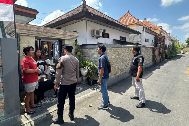 Pemeriksaan oleh pihak kepolisian terhadap dugaan tindakan asusila di depan rumah warga di Canggu, Bali, Kamis (20/8/2026). Foto: Polres Badung