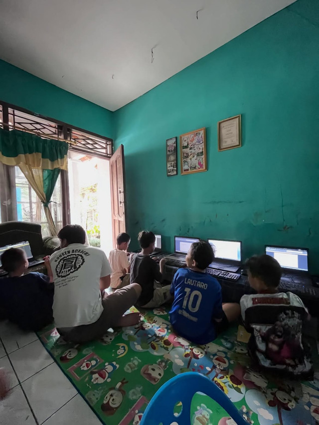 Anak-anak les di ensabahhouse. Foto: Dok. Istimewa