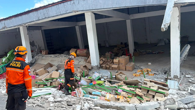 Tim K-9 SAR Polri kerahkan 10 anjing pelacak perkuat operasi kemanusiaan dan pencarian korban pascagempa di wilayah Manggarai serta Manggarai Timur, NTT, Kamis (20/8/2026). Foto: Dok. Polri