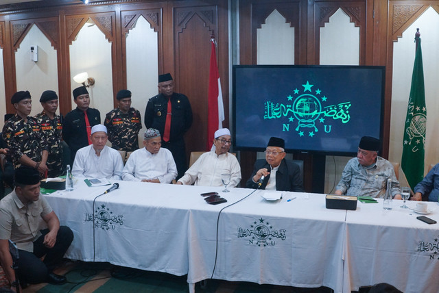 Dewan Penasihat Pengurus Besar Nahdlatul Ulama (PBNU) Ma'ruf Amin memberikan keterangan pers terkait pertemuan dengan sejumlah ulama sepuh NU di Gedung PBNU, Jakarta, Kamis (20/8/2026). Foto: Iqbal Firdaus/kumparan
