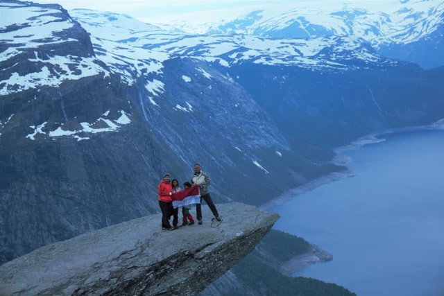 Pendakian keluarga ke Trolltunga, Norwegia (sumber foto: pribadi)