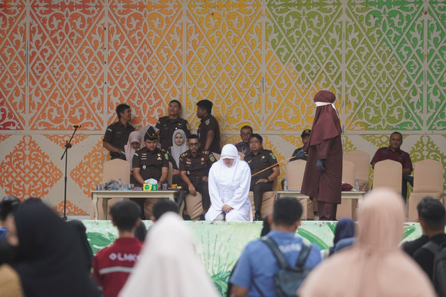 Hukuman cambuk di Banda Aceh disaksikan warga, Kamis (20/8). Foto: Dok. kumparan