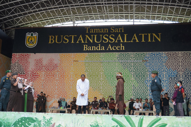 Ajudan Ketua DPRA, berinisial Pale alias YS menjalani hukuman cambuk di Taman Sari Bustanussalatin, Banda Aceh, Kamis (20/8/2026). Foto: kumparan