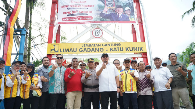 Wakil Ketua Komisi VI Andre Rosiade saat meninjau jembatan bersama Kepala Balai Pelaksanaan Jalan Nasional (BPJN) Sumbar Elsa Putra Friandi, Kamis (20/8/2026). Foto: Dok. Istimewa