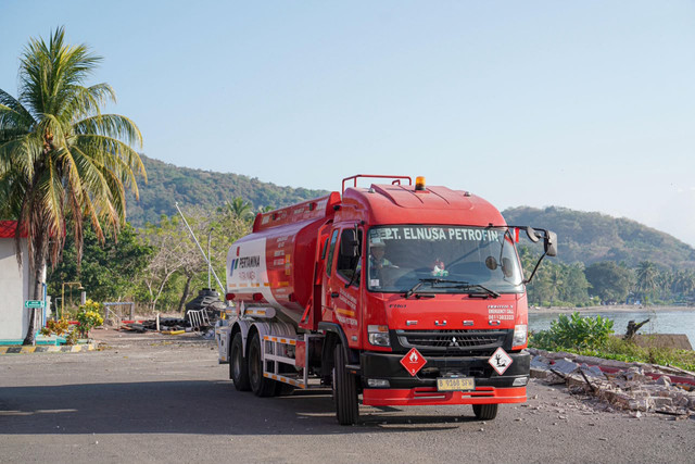 Pekerja Pertamina tetap layani penyaluran energi di tengah pascagempa NTT, Kamis (20/8/2026). Foto: Dok. Pertamina Patra Niaga