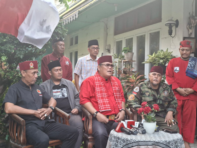 Konferensi Pers Dewan Adat Badan Musyawarah Masyarakat Betawi terkait seruan aksi demo warga Pati pada 27 Agustus oleh Ketua Umum Bamus Betawi, Muhammad Rifki alias Bang Eki Pitung, di kediamannya, Kelapa Dua, Kecamatan Kebon Jeruk, Kamis (20/8/2026) Foto: Pradya Tirta/kumparan