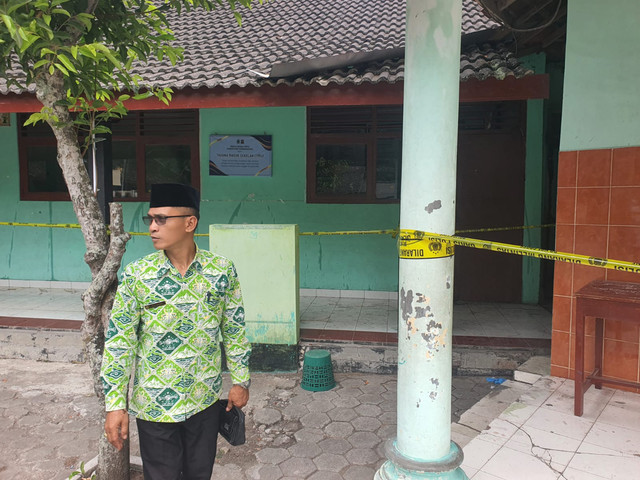 Kepala Sekolah MI YAPPI Natah Gunungkidul, Dedy Irawan, menjelaskan soal sekolahnya diduga dibakar OTK. Foto: Dok. Istimewa