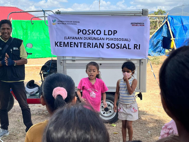 Kemensos melalui Sentra Efata Kupang berikan Layanan Dukungan Psikososial (LDP) bagi anak-anak korban gempa di posko pengungsian mandiri Stella Maris, Nagekeo, NTT, Kamis (20/8/2026). Foto: Kemensos RI